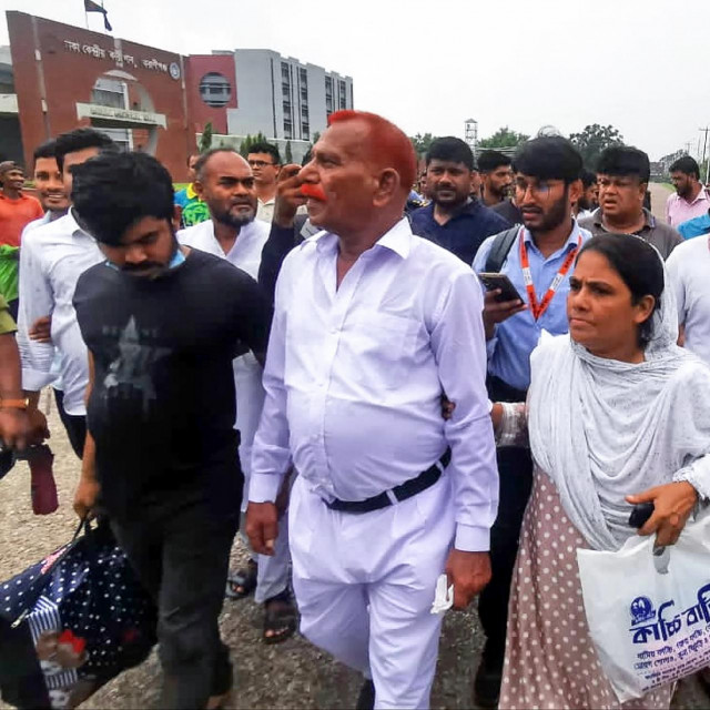 Shahjahan Bhuiyan (drugi slijeva) nakon izlaska iz zatvora