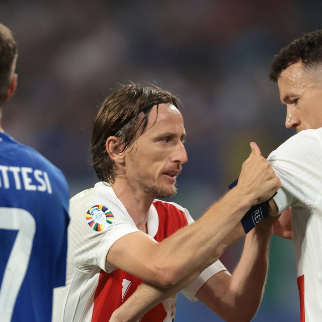 Modrić i Perišić tijekom utakmice s Italijom