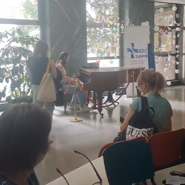 Djevojka svira u bolnici