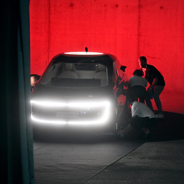 Robotaksi kojega pokušavaju popraviti članovi Rimčeva tima