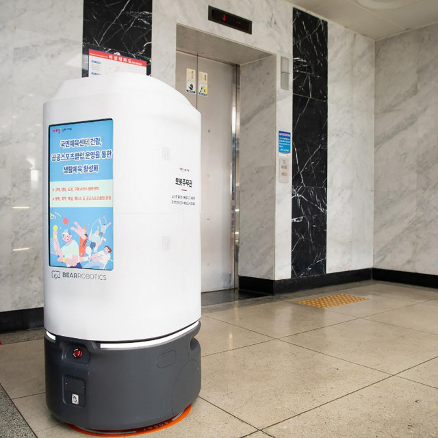 Robot koji se bacio niz stepenice