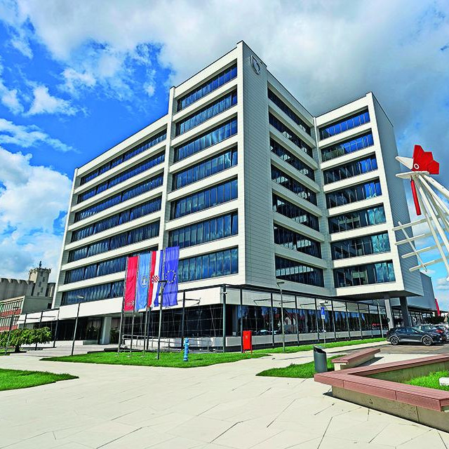 Poslovno sjedište Podravke. Podravkine investicije u tehnologiju, obnovljive izvore energije, logistiku i poljoprivredu osiguravaju da ostanu konkurentni na globalnom tržištu, a istodobno doprinose razvoju lokalnih zajednica i zaštiti okoliša