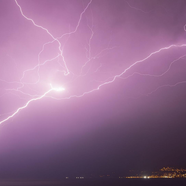 Udar munje/Ilustracija