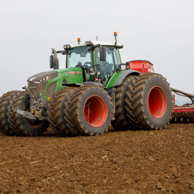 Novi traktor i sijačica tvrtke Belje u sjetvi pšenice