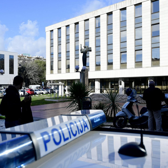 Županijski sud u Splitu, Policijski automobil/Ilustracija