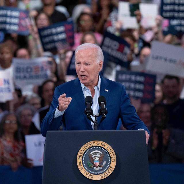 Joe Biden za vrijeme govora u Raleighu