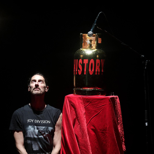 Tema Noći performansa je Politički art, nacionalizam i umjetnost, kroatizacija umjetnosti

Emila Matešić je izveo ”Zapaljivu povijest”