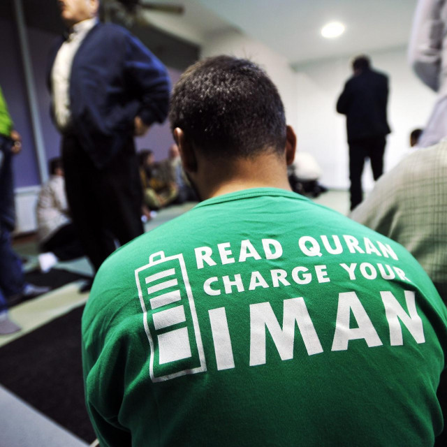 Vehabije nakon zajednicke molitve u Ljubljani, u prostoru gdje prakticiraju svoja vjerovanja, arhivska snimka