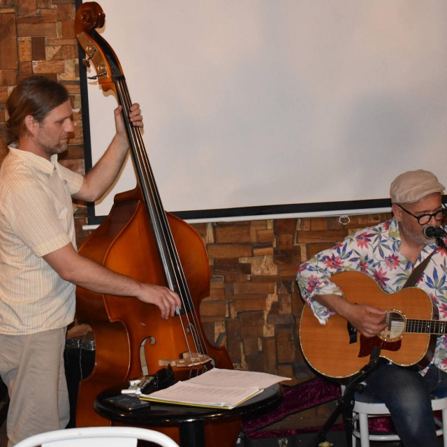Na festivalu Stih u regiji Cohenove prepjeve izvodili su Tomi Novak (kontrabas), Damir Šodan (vokal, gitara) i gosti.