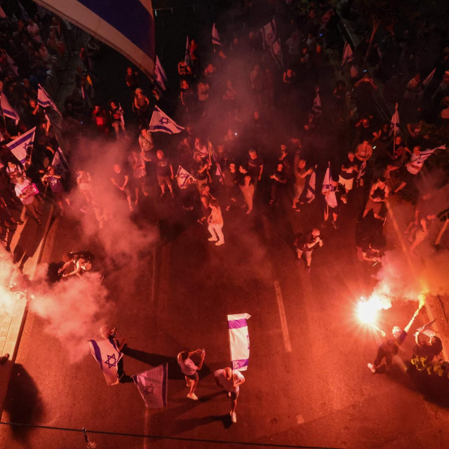 Prosvjedi na ulicama, traži se oslobađanje talaca koje drži Hamas i novi izbori