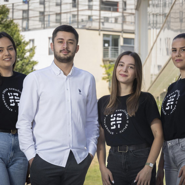 Specijal Gloria
Split, 270624.
Jerko Sarica, predsjednik Studentskoga zbora, s kolegicama u prostorima sveucilisnog kampusa u Splitu
Na fotografiji: Katarina Alilovic, Jerko Saric, Marija Saric, Andela Matenda