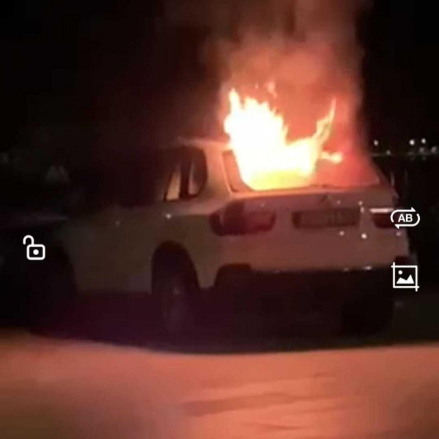 požar električnog romobila u prtljažniku auta