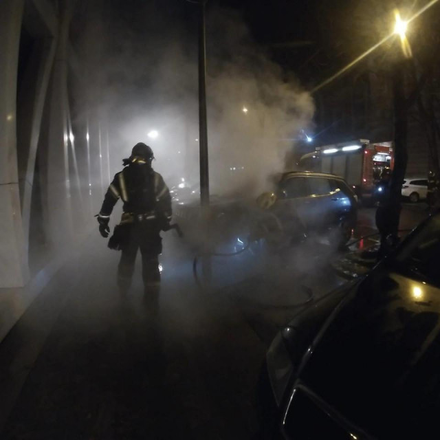 Zapaljeni Jeep u Prilazu Gjure Deželića gase pripadnici JVP Zagreb