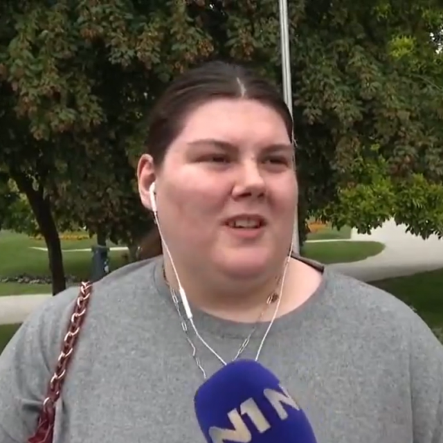 Prolaznica misli da hrvatski jezik sve više nalikuje na srpski. Pritom sluša Milicu Pavlović