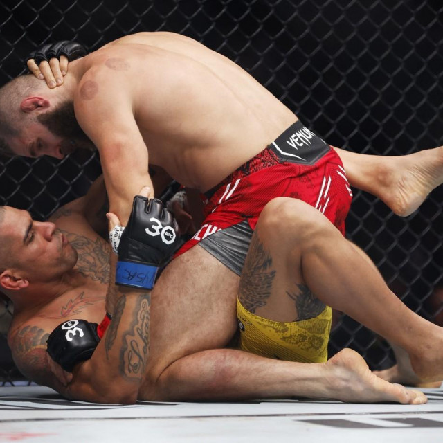Alex Pereira (donji) vs. Jiri Prochazka (gornji)