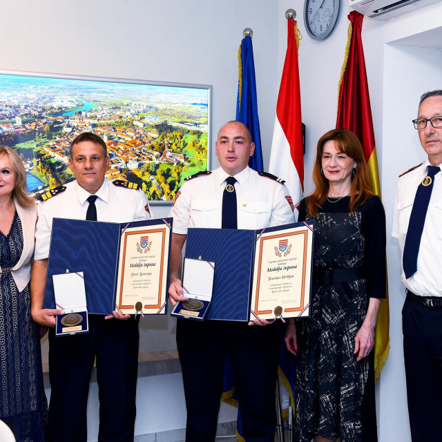 Karlovačka županica Martina Furdek Hajdin uručila je prizanje Medalje župana vatrogascima Denisu Buturajcu i Tomislavu Hribljanu za humanost i hrabrost
 