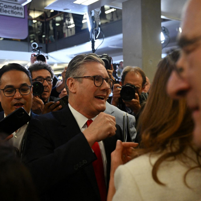 Slavlje u stožeru Laburista. Na fotografiji: Keir Starmer