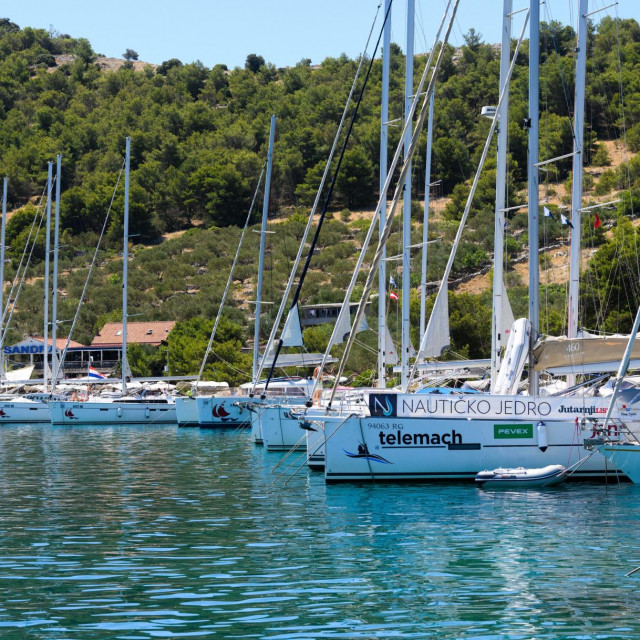 Zut, 190722.
Nauticko jedro.
Otok Zut je drugi je najveci otok iz skupine Kornatskih otoka. Nalazi se izmedju otoka Pasmana i Kornata.
Na fotografiji: ACI marina Zut.