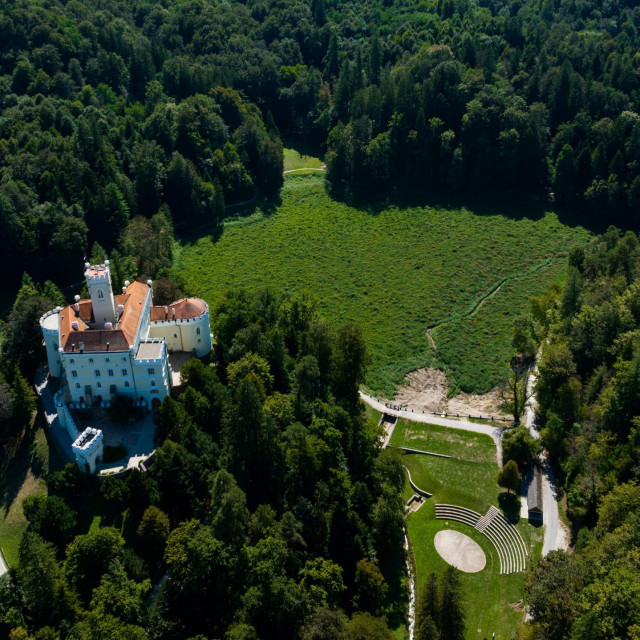 Radovi vađenja mulja iz jezera Trakošćan koje je obraslo visokom travom tijekom 2022. godine
 