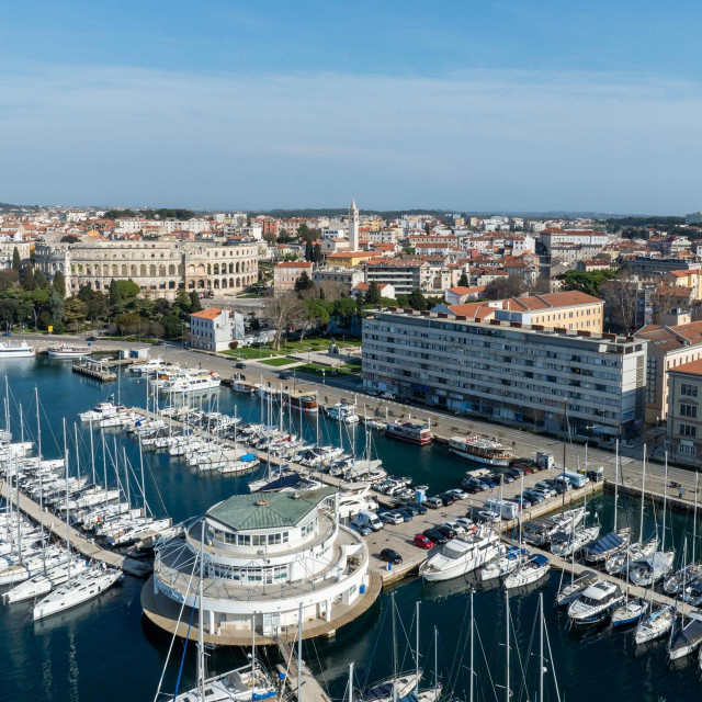 Pula, 230324.
Pogled na grad, amfiteatar i ACI marinu Pula.