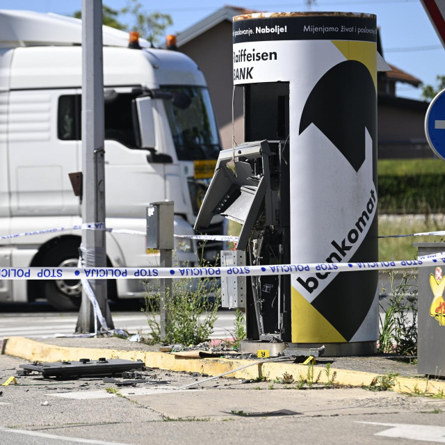 Nepoznati počinitelji eksplozivom raznijeli s bankomat u Buzinu