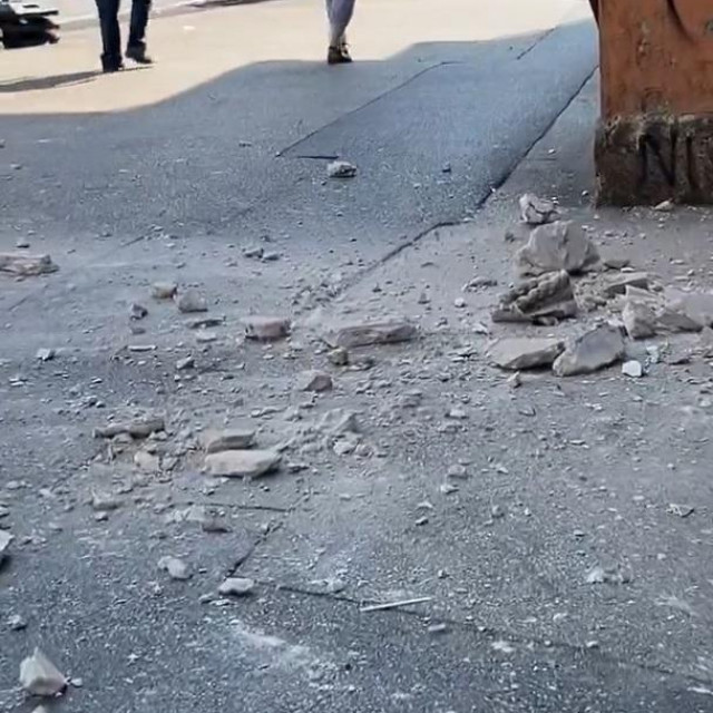 Na Trgu Republike Hrvatske pao dio fasade