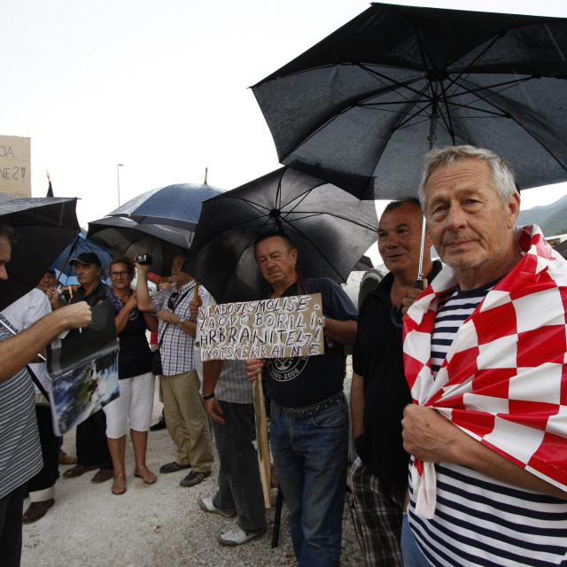 Nezadovoljni su građani ispred tunela Sveti Ilija pred nekoliko godina, pokazalo se uspješno, tražili da se ukine cestarina za korištenje tunela