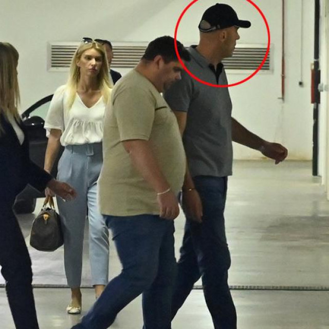 Policija odvodi Slavišu Penavu na pretres stana - Penava je u sivoj majci i šilterici, zaokružen