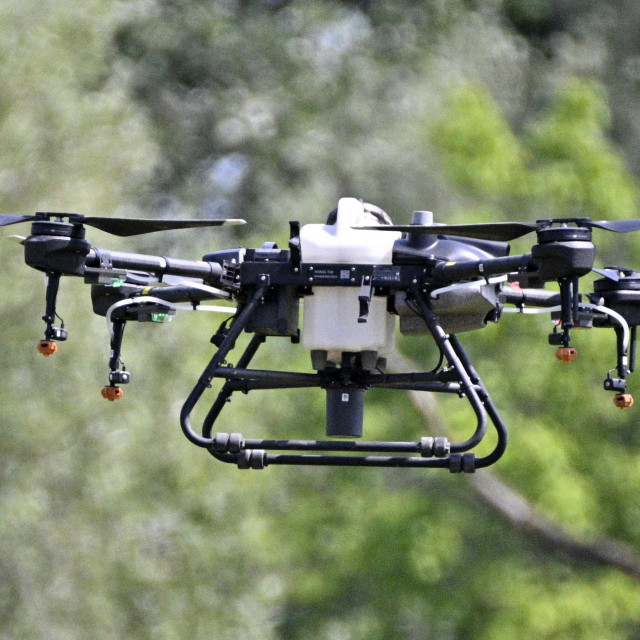 Dron za zaprašivanje komaraca