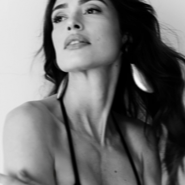 Fotografije Rajna Raguž
Styling Ivana Vukušić
Make-up Sonja Pašalić 
Stilistica kose Iva Kada @Salon Glamour 

Naušnice Monies, Garderoba Concept Store 