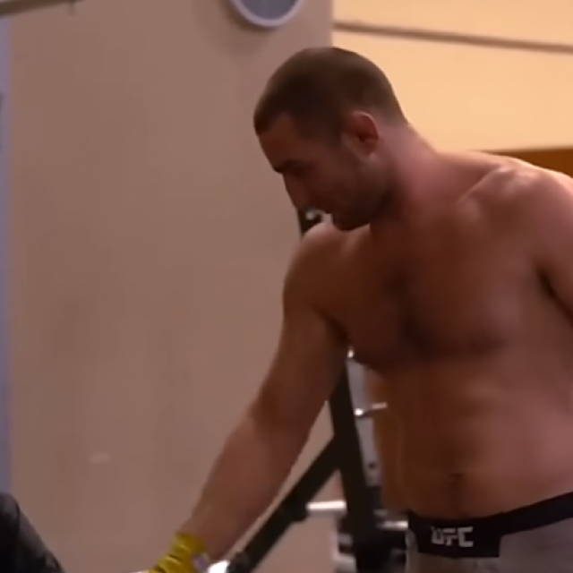 Khamzat Chimaev (lijevo) i Sean Strickland (desno)