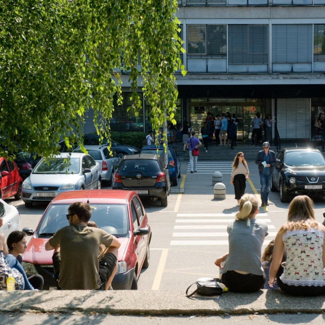 Studenti ispred Filozofskog fakulteta u Zagrebu