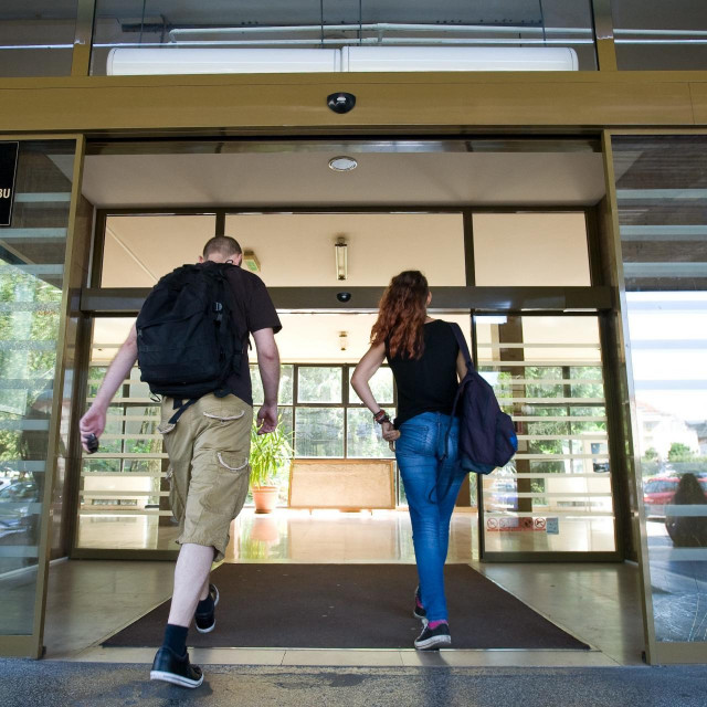 Studenti ispred Filozofskog fakulteta u Zagrebu
