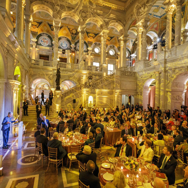 Diplomati u Washingtonu, NATO summit