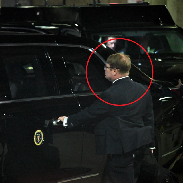 Liječnik ulazi za Bidenom u automobil