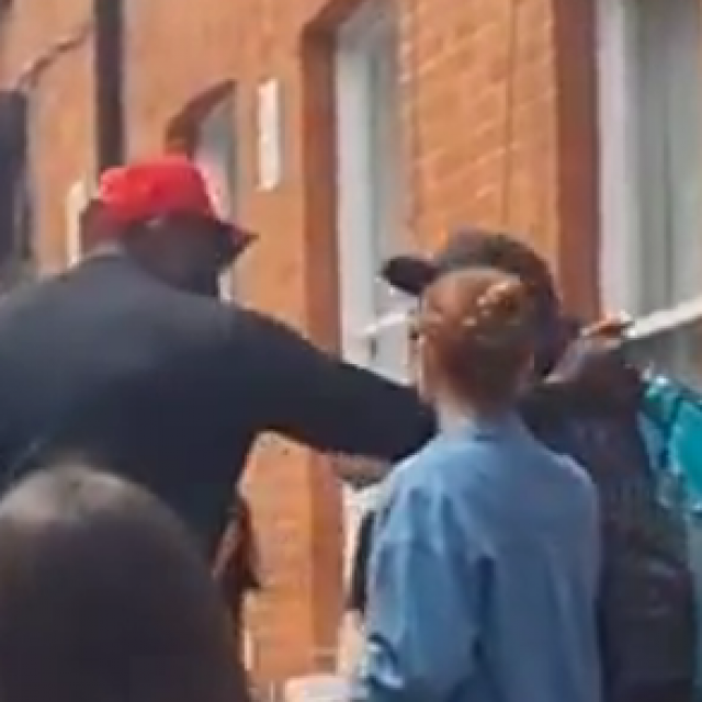 Derek Chisora i dostavljač
