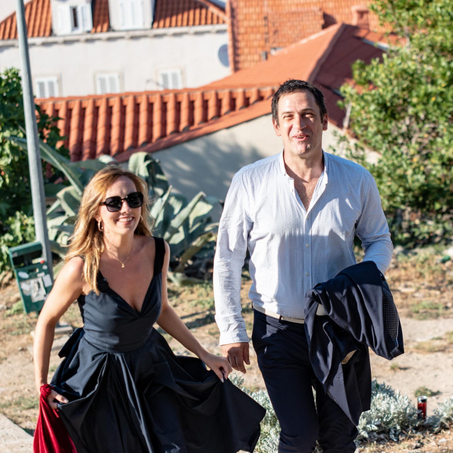 Goran Bogdan i Jovana Stojiljković stižu na vjenčanje Jusufa Nurkića u srpnju 2023.