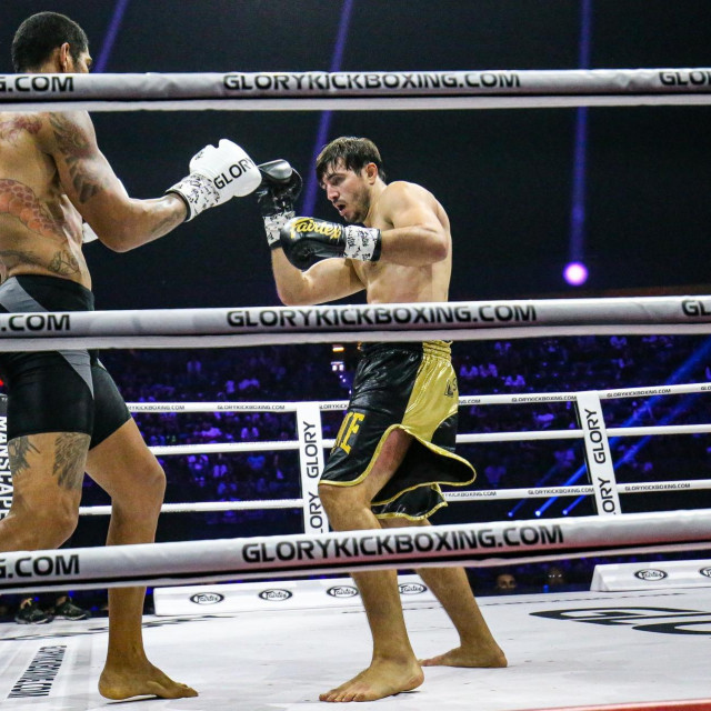Alex Pereira (lijevo) vs. Artem Vakhitov (desno)