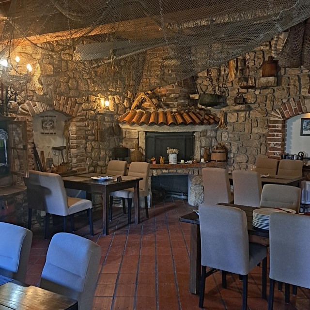 Konoba Pece interijer