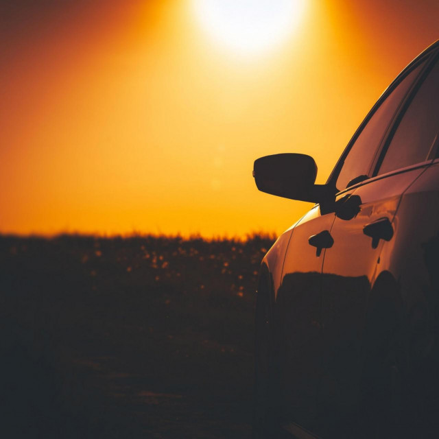 Auto na suncu