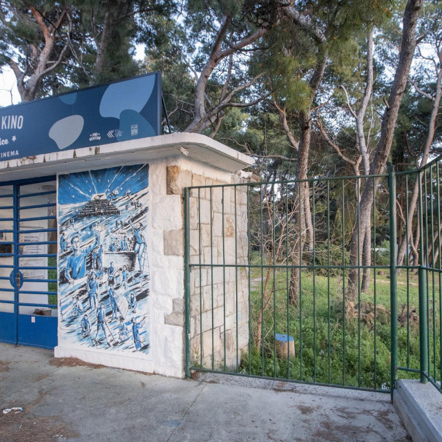 Ljetno kino Bačvice: Redovni kapacitet kina trenutno iznosi 300 stolica, a rekonstrukcijom će imati kapacitete za 600 osoba
 