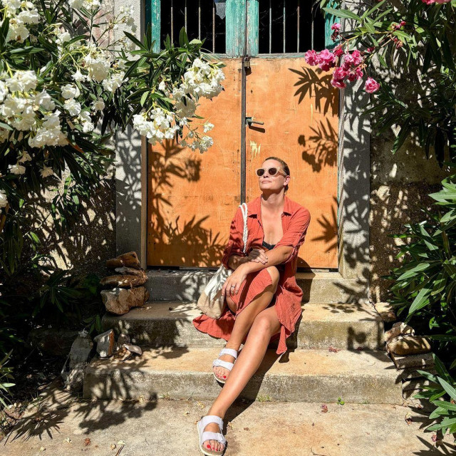 Nevena Rendeli ispred svoje kuće u Istri