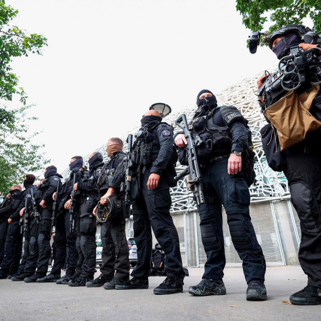 Snažno policijsko osiguranje ispred Parka prinčeva