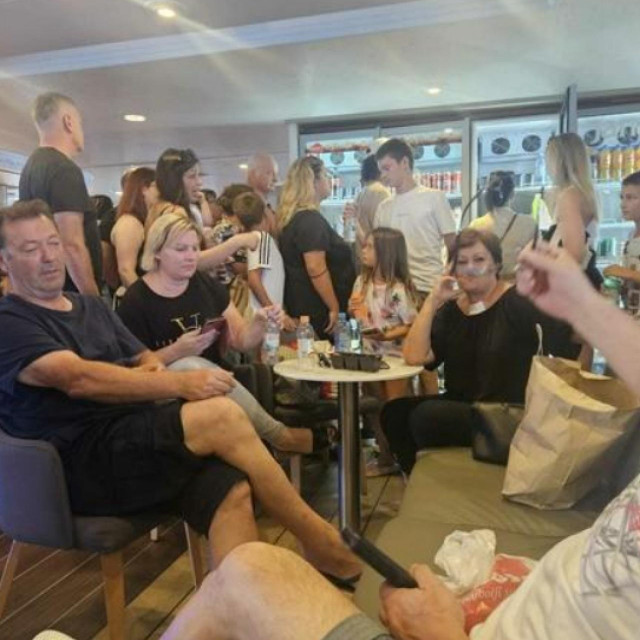 Putnici na pokvarenom trajektu ”Oliver”
