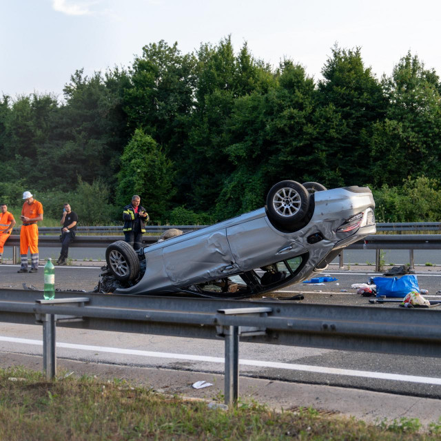 Teška prometna nesreća u kojoj su sudjelovali osobno vozilo i kombi