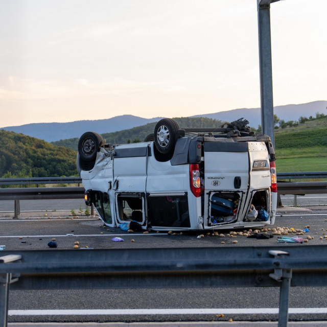Teška prometna nesreća u kojoj su sudjelovali osobno vozilo i kombi