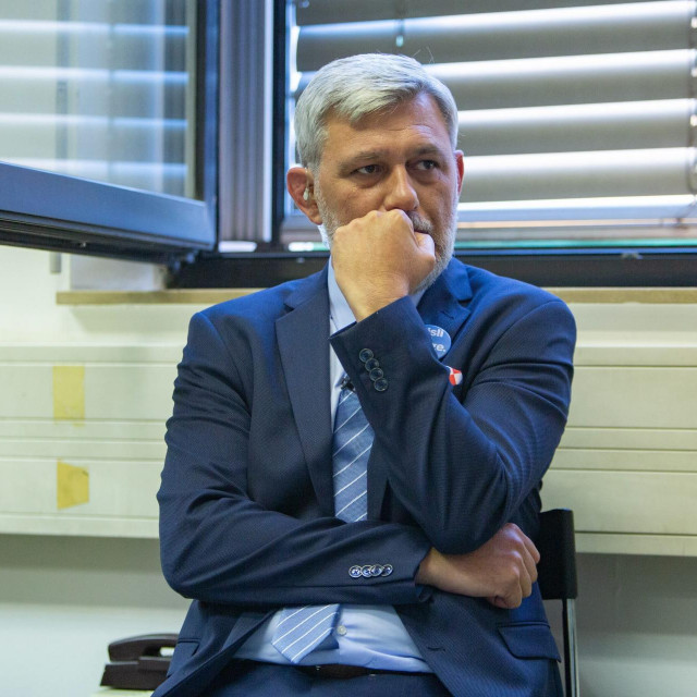 Studio
Zagreb, 260621.
Emisija Europeo i gledanje utakmnice Hrvatske i Spanjolske nakon emisije na Hrvatskoj radio-televiziji.
Na fotografiji: Robert Ferlin
