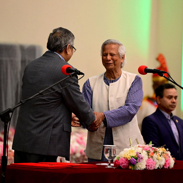 Muhamed Junus (u sredini)