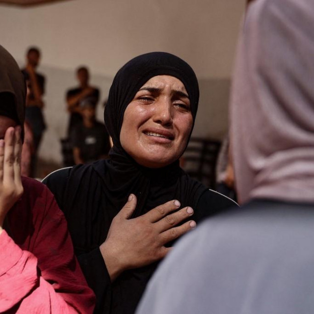 Palestinci oplakuju ubijene rođake