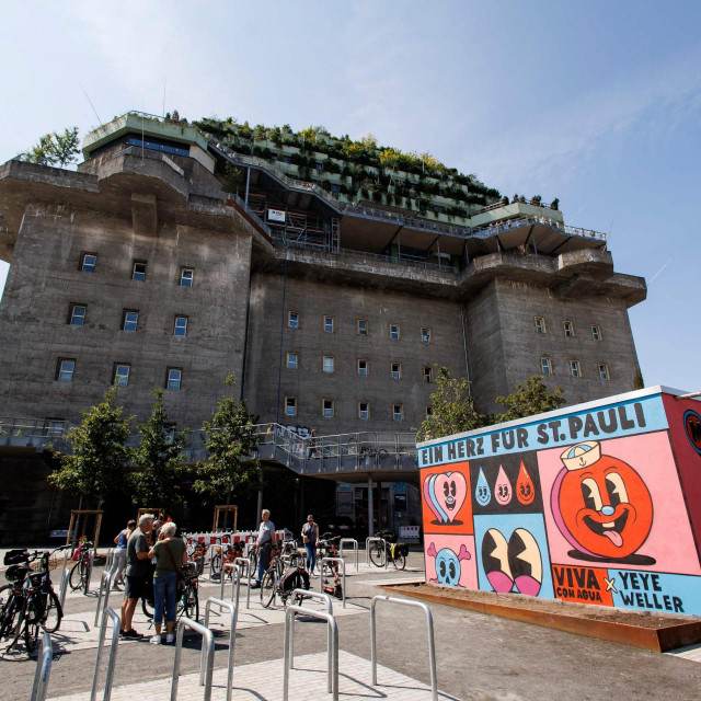 Negdašnji nacistički bunker u Hamburgu (na slici) lokalne vlasti preuredile su za društvena događanja, a sada se u Njemačkoj uvelike traže bunkeri i skladišta za spas od nuklearnog rata